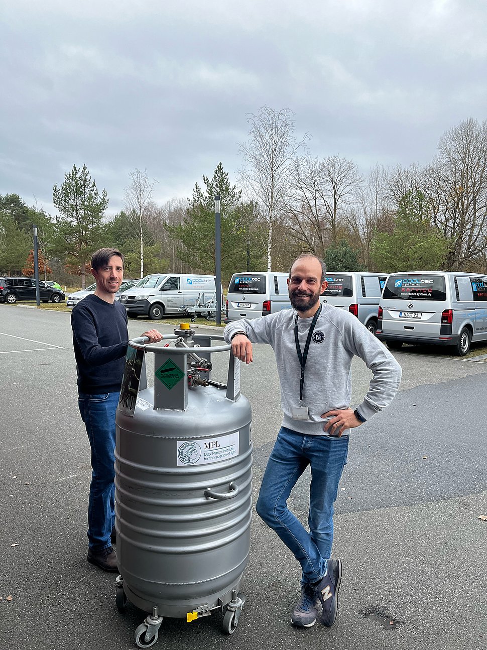 Tobias Utical and Fabien Greiner with the first 100 Liters of liquefied helium from the new system.
