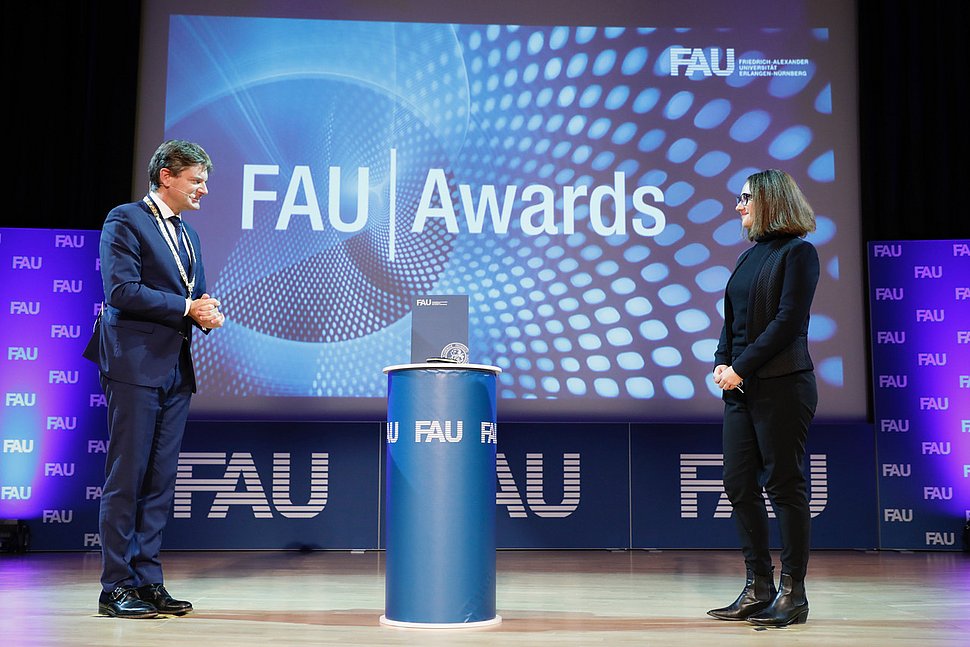 [Translate to DE:] FAU Awards: Prof. Hornegger and Silvia Viola Kusminskiy