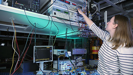Eine Forscherin im Labor des MPL konfiguriert das Gesamtsystem zum Austausch von Quantenschlüsseln.