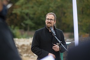 [Translate to DE:] "Excellent medical care": Dr. Florian Janik, First Mayor of the city of Erlangen, said at the symbolic ground-breaking ceremony for the start of construction of the Max-Planck-Zentrum für Physik und Medizin in Erlangen: "MPZPM is about creating a place where research is car-ried out that will ultimately advance our society." The new research facility is a cooperation between the Max Planck Institute for the Science of Light, Friedrich Alexander University Erlangen-Nürnberg, and the University Hospital.