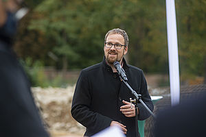 "Excellent medical care": Dr. Florian Janik, First Mayor of the city of Erlangen, said at the symbolic ground-breaking ceremony for the start of construction of the Max-Planck-Zentrum für Physik und Medizin in Erlangen: "MPZPM is about creating a place where research is car-ried out that will ultimately advance our society." The new research facility is a cooperation between the Max Planck Institute for the Science of Light, Friedrich Alexander University Erlangen-Nürnberg, and the University Hospital.