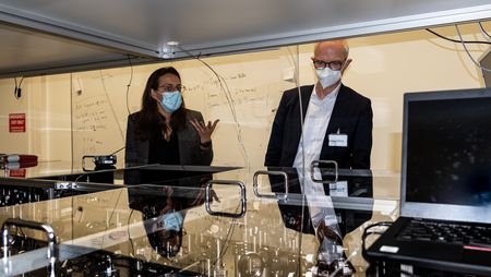 Hanieh Fattahi, Head of the independent research group "Femtosecond Fieldoscopy",  in conversation with Prof. Dr. Hans Jürgen Prömel, President University of Technology Nuremberg. Photo: Max Planck Institute for the Science of Light