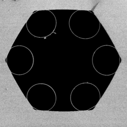 Eine typische Single-Ring Hohlkern-Faser mit sechs Kapillaren in Mantelbereich, mit ca. 19 µm im Durchmesser und mit ca. 400 nm Wandstärke [Uebel (2016)].