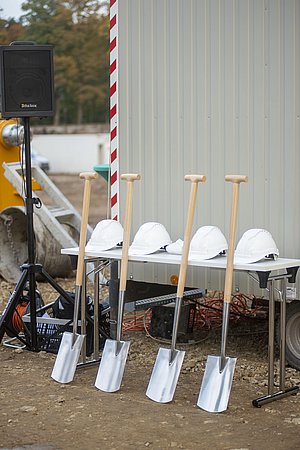 [Translate to DE:] Spades and helmets are ready for the symbolic ground-breaking ceremony marking the start of construction of the Max-Planck-Zentrum für Physik und Medizin in Erlangen. 
