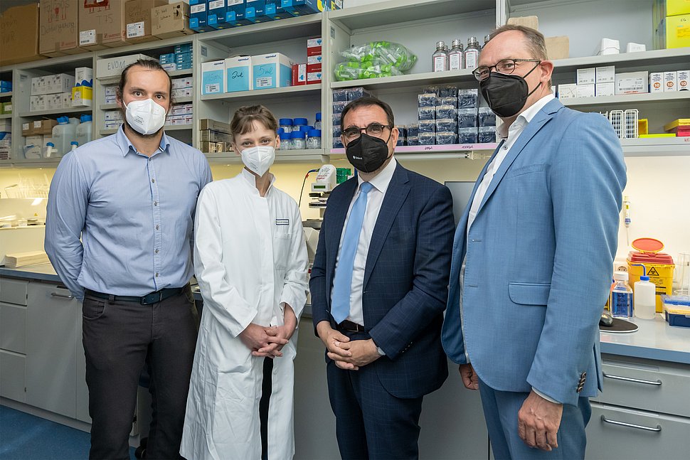 Visited the Erlangen research laboratory at the Department of Ophthalmology to find out about the work currently being conducted by PD Dr. Dr. Bettina Hohberger and Dr. Martin Kräter (left): Bavarian health minister Klaus Holetschek (second from right) and the committee chair Bernhard Seidenath (right). Photo: Michael Rabenstein/Universitätsklinikum Erlangen
