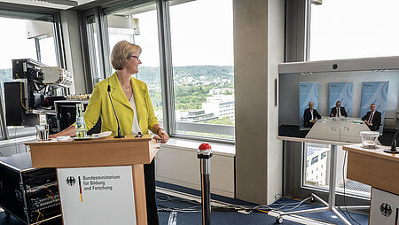 QuNET press conference with Federal Minister Anja Karliczek